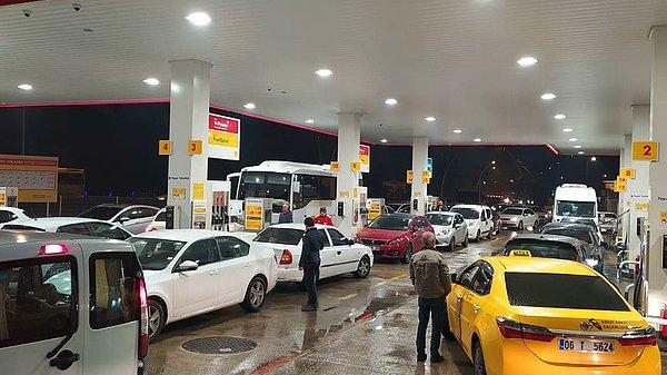Böylece de benzinin litre fiyatı yaklaşık olarak İstanbul'da 18,67 TL'den 19,24 TL'ye, Ankara 18,77 TL'den 19,34 TL'ye, İzmir'de 18,79 TL'den 19,36 TL'ye yükselecek. Motorinin litre fiyatı İstanbul'da 19,75 TL'den 22,19 TL'ye, Ankara'da ve İzmir'de 19,86 TL'den 22,30 TL'ye yükselecek.