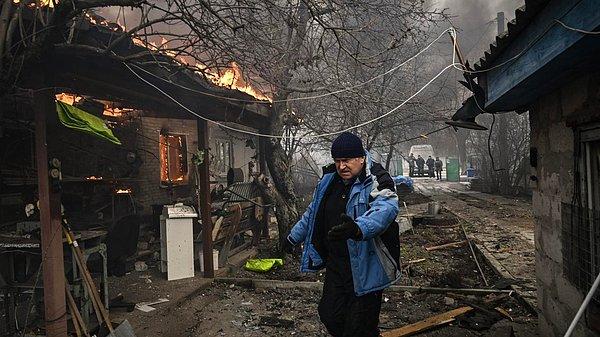 Rusya`nın Ukrayna`ya saldırılarının 13`üncü günü... Onlarca sivil hayatını kaybetti, yüzlercesi yaralandı, binlercesi evlerini terk etmek zorunda kaldı.