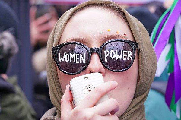 1. "Londra'da Dünya Kadınlar Günü'nden bir gün önce birçok kadın bir araya gelerek kadına karşı şiddeti, ırkçılığı ve kadın düşmanlığını protesto ettiler."