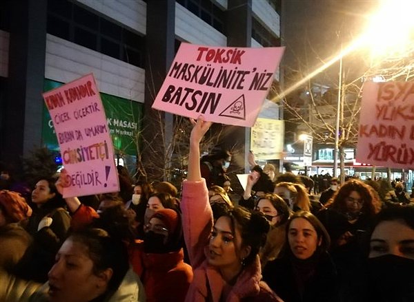 Feminist Gece Yürüyüşü geleneği bu 8 Mart'ta da yine pankartlarla süslendi. Ancak İstanbul'daki kadınlar, toplumsal eşitlik ve hak taleplerini dile getirmek üzere Taksim'e doğru yola çıktıktan sonra polis engeliyle karşılaştı.