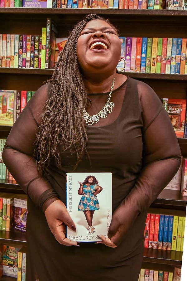 9. Сообщается, что в 2015 году Габури Сидибе получил аванс в размере 2,5 миллиона долларов за фильм «Это просто мое лицо: постарайся не смотреть».