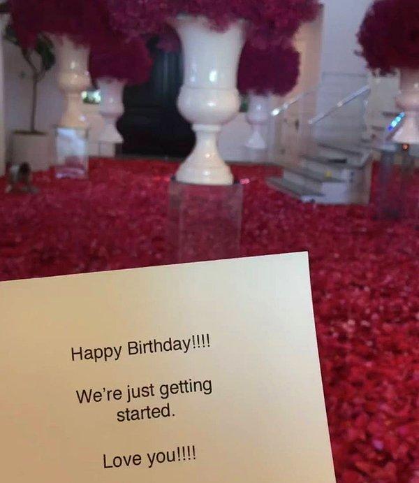 10. Kylie Jenner'ın 22. yaş günü için Travis Scott tüm evi kırmızı güllerle donatmıştı.