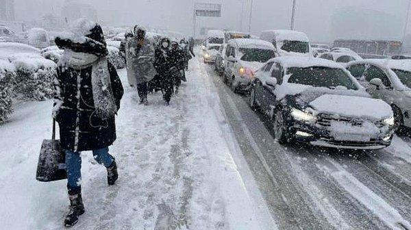 11. İstanbul'da beklenen kar yağışı nedeniyle Valilik alınan önlemleri açıkladı. İstanbul'da kar nedeniyle okullar pazartesi gününe kadar tatil edildi.