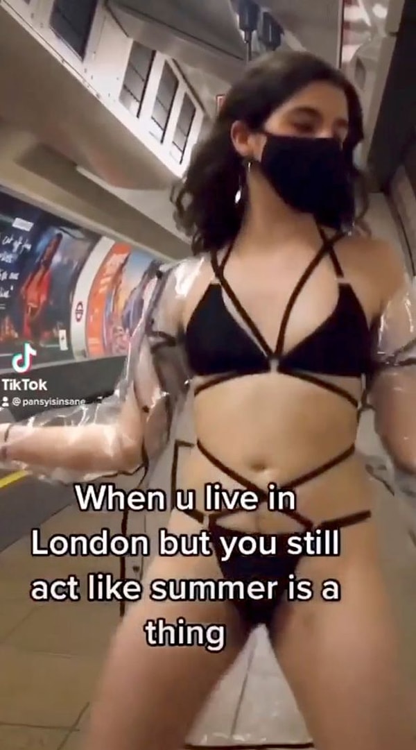 Bu yönüyle sosyal medyada oldukça bilinir bir isim olan Camille, Londra Metrosunda bikini ile dans ettiği anlar ile yeniden gündem oldu.