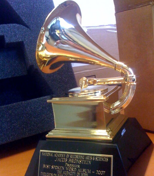 4. «Грэмми» так называются, потому что награды — это граммофоны.