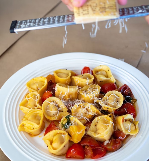 11. Моя мама обычно готовила мне и сестрам «пупки» на ужин. Мне было 27, когда я понял, что это на самом деле тортеллини, но она знала, что мы глупые дети