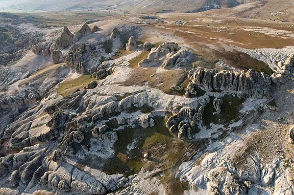 Tunceli Çemişgezek'te peri bacalarının yanı sıra Kalkolitik çağa ait kalıntılar keşfedilmiş.