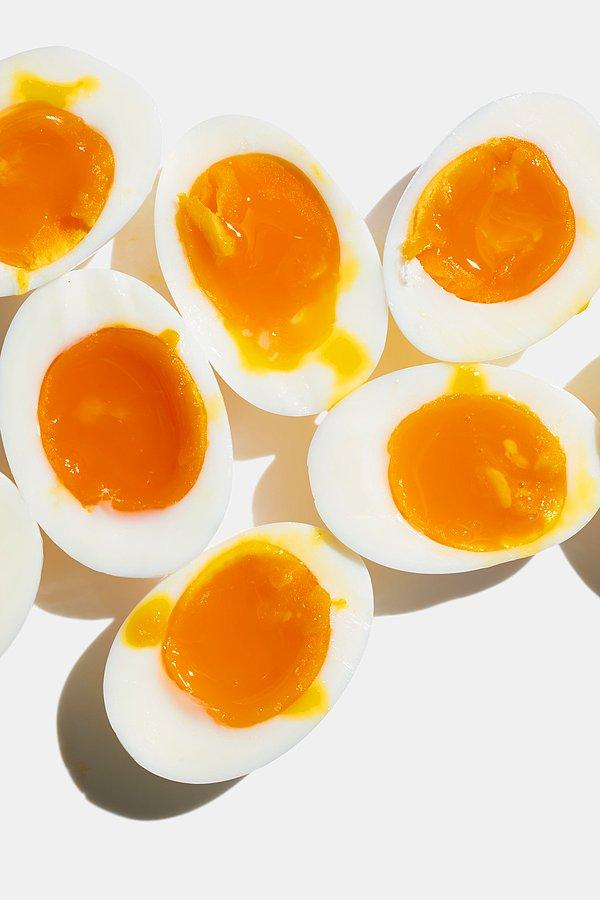 Kayısı kıvamlı yumurta için yine yumurta kaynamaya başladıktan sonra 4-6 dakika kadar pişirin. Rafadandan daha pişmiş ama yine yumuşak kıvamlı yumurta elde edeceksiniz.