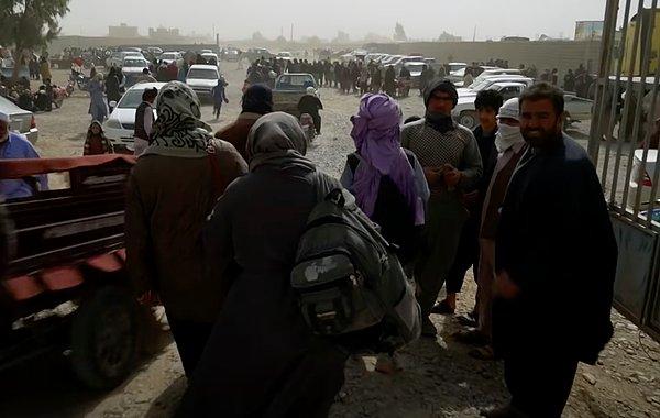 Doğalgaz ve elektrik gibi giderleri karşılayamayan kadın sokakta kalmış ve başka bir Afgan'dan yardım istemiş.
