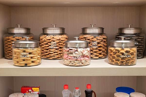 Khloe'nin kilerinde kavanozda bulunan kurabiyelerin sıralı bir şekilde dizilmiş olması canımızı sıktı.