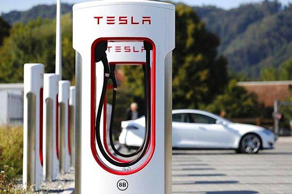 Ukrayna'da faaliyet göstermese de Tesla, ülkedeki 5 bin Tesla araç sahibinin ve diğer elektrikli araç sürücülerinin Polonya, Macaristan ve Slovakya'daki Supercharger istasyonlarının bazılarından ücretsiz araç şarjı hizmeti alabileceklerini açıklamıştı.