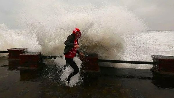 İzmir'de Vapur Seferleri İptal Edildi