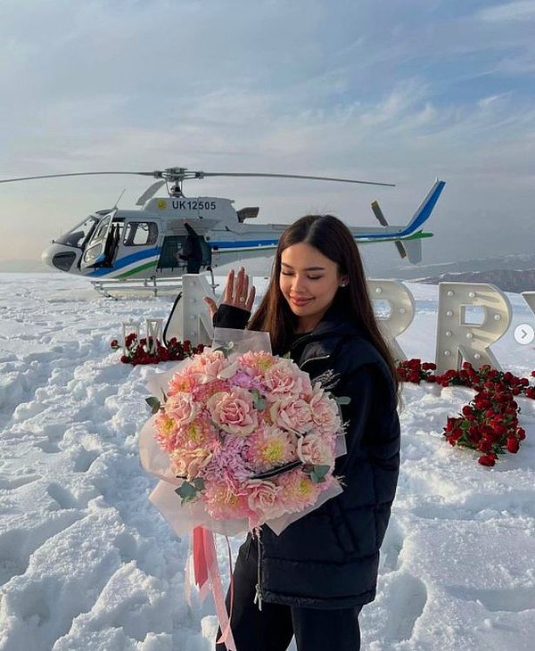 Bir Rus gencin Ukrayna’da devam eden savaşa inat karlı bir dağın tepesinde helikopteriyle evlenme teklifi aldığı fotoğraf tepkilere neden oldu.