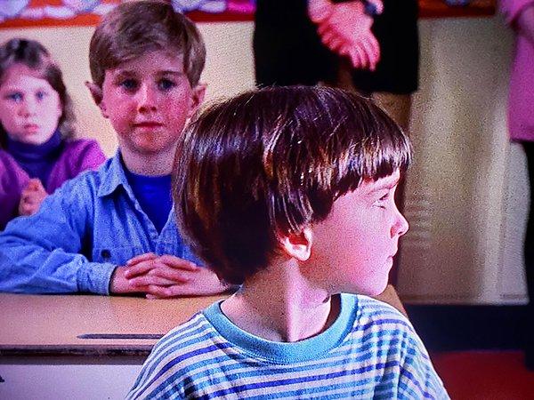 12. 1994 yapımı The Santa Clause filminde, Charlie'nin sınıf arkadaşlarından biri aslında onu izleyen bir elf.