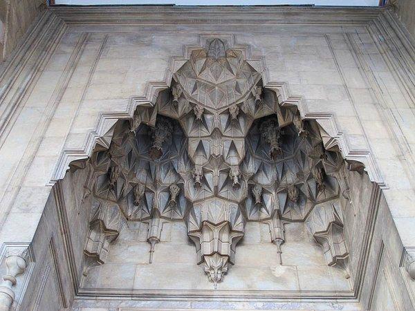 Bu arada mukarnas, mimari yapılardaki geometrik bezeme demek dostlar. Ve Sinan'dan önce de sonra da taç kapılarda mukarnaslar bu şekilde kullanılıyor.