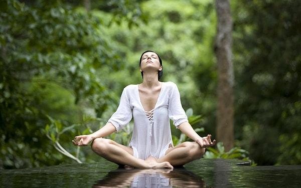 9. Meditasyon ve yoga, cinsel performans anksiyetesiyle başa çıkmanızı sağlayabilir.