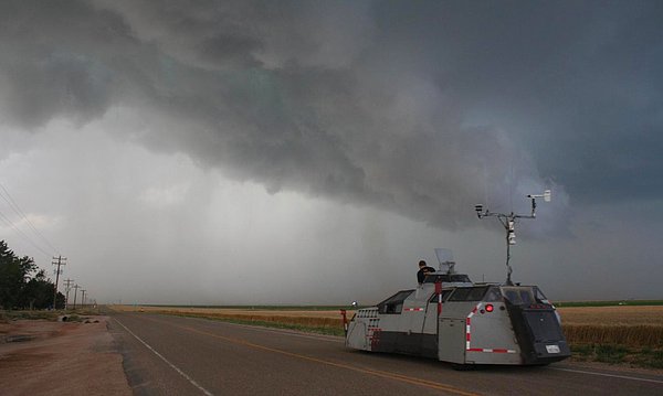 11. Storm Chasers yani Fırtına Avcıları adlı televizyon programındaki hortum yakalama aracı, Google Earth kullanılarak Kansas'ta bulunduktan sonra yeni sahibine kavuştu.