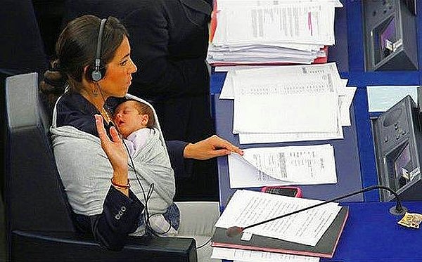 10. "Kadın olmanın erkek olmaktan her zaman daha zor olduğunu ve olacağını."