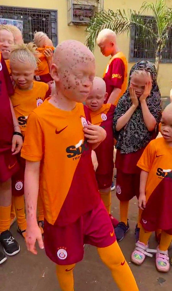 Dünyanın bir ucundaki çocuklara Galatasaray'ı tanıtmak ve onları mutlu etmek çok güzel bir hareket değil mi?