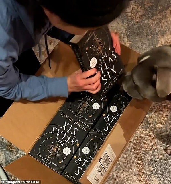 Книга является лишь первой в запланированной трилогии, а следующий том, «Парадокс Атласа», должен выйти в октябре.