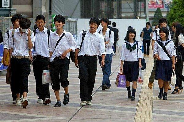 Haziran ayından bu yana öğrencilerin ve velilerin bu kurallar nedeniyle tepkisiyle karşılaşan Japonya hükümeti, okul kurallarını gözden geçirmek için okullarla görüşmüş.