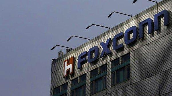 7. Dünyanın en büyük elektronik üreticisi Foxconn, uygulanan Covid tedbirleri kapsamında diğer şirketlerle birlikte geçici olarak üretimini durduruyor. Apple ve Samsung gibi teknoloji devlerinin çok önemli bir tedarikçisi olan şirketin bu adımının, üretim yaptığı şirketleri etkileyebileceği konuşuluyor.