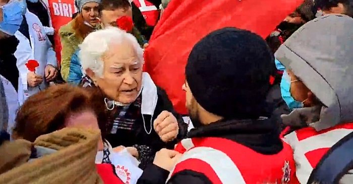 Taksim'de 89 Yaşındaki Doktoru Yere Düşürmüşlerdi: Emniyet'ten Açıklama Geldi