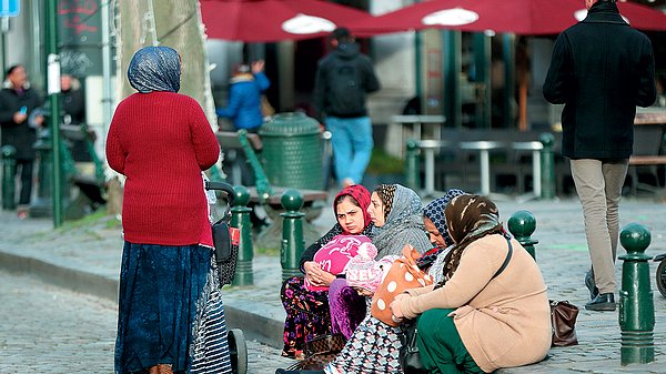 Ancak bu nedenler bir kenarda dursun, Türkiye’de dilenci olmanın nasıl bir şey olduğunu, dilencilerin ne kadar kazandıklarını ve hangi yöntemlerle dilendiklerini +90 adlı YouTube kanalı derlemiş.