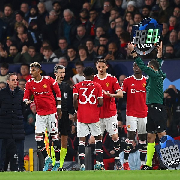 İkinci yarıda Manchester United oyuncu değişiklikleriyle durumu en azından berabere getirip maçı uzatmak istiyordu.