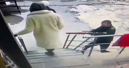 Binaya Girip Çıkan İnsanları Umursamadan Demir Korkulukları Yerinden Sökerek Çalan Hırsız