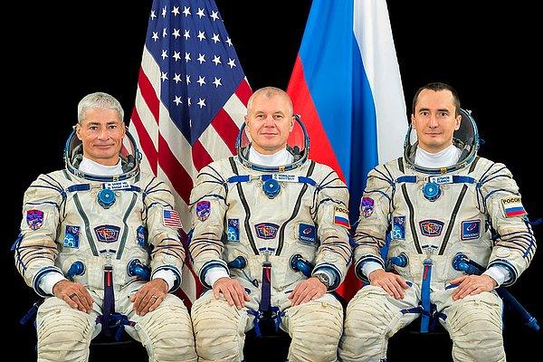NASA astronotu Mark Vande Hei ve Rus kozmonot Pyotr Dubrov, en uzun uzay uçuşu rekoru kırmak üzere.