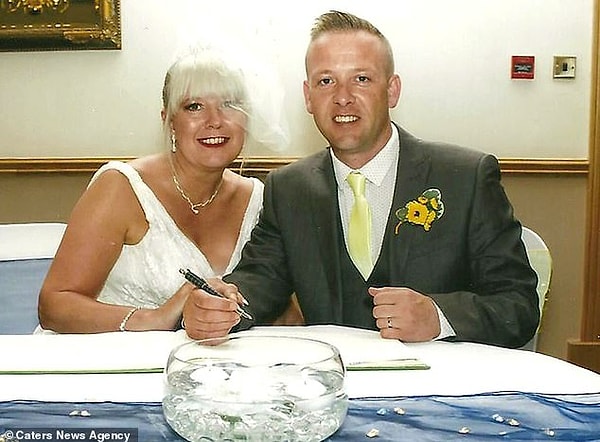 Пара, изображенная в день свадьбы в 2013 году, жената уже восемь лет, а вместе уже 20 лет.