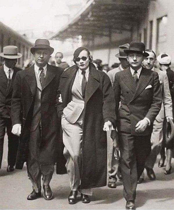 5. Kadınların pantolon giyme yasağını deldiği için 1933 yılında Paris'te bir tren istasyonunda tutuklanan Marlene Dietrich'in fotoğrafına bakıyorsunuz 👇