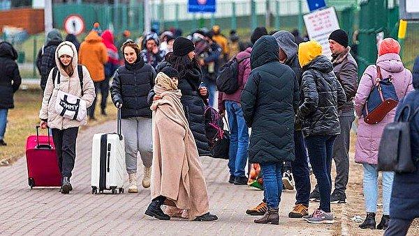 6. Rus işgalinden kaçarak Almanya'ya sığınan 18 yaşındaki Ukraynalı bir kadın, Iraklı ve Nijeryalı iki mültecinin tecavüzüne uğradı. Talihsiz kadının yaşadığı korkunç olayın ardından Polonya'ya kaçtığı ortaya çıktı.