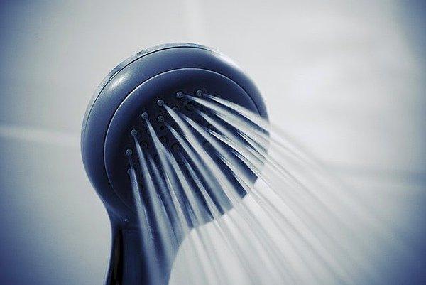 4. Güzel ve rahatlatıcı bir duşla bütün vücudunuzu yatıştırın