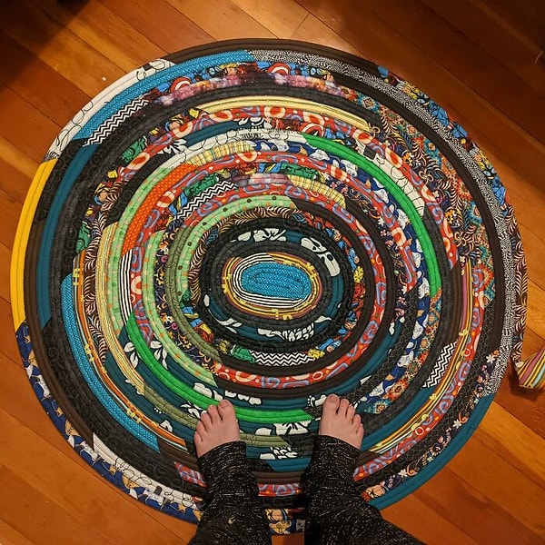 1. Хотела новую ткань, но не хотела брать новую ткань, пока не использовала всю старую. Хотела ковер, но не хотела платить за ковер. Одним выстрелом двух зайцев!