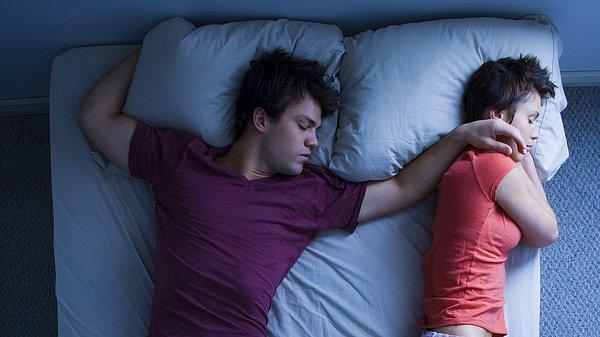 Araştırmaya göre kadınlar uyudukları yer konusunda daha hassas oldukları için erkeklerden daha fazla uyku sorunu çekiyorlar.