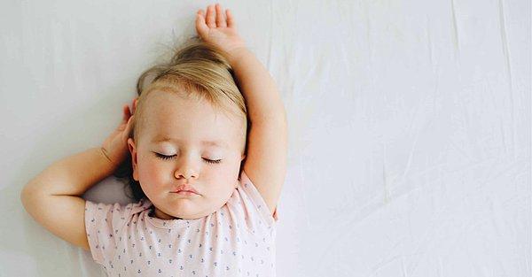 Bebeği yalnızlaştırmadan, kucak, ninni vb. gibi desteklerle bağımsız uyku öğretildiğinde bebeğinize fayda sağlamış olursunuz.