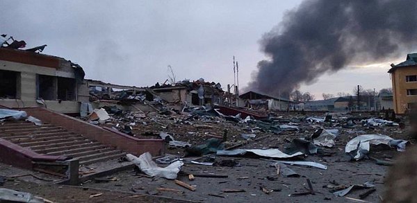 Ukrayna'ya gönüllü olarak gelen İngiltere vatandaşı ve eski asker James, öncelikle gecenin bir yarısı korkunç bir patlama sesiyle uyandıklarını söylüyor.