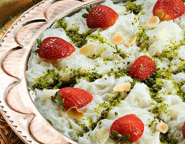 On bir ayın sultanı Ramazan geldi. İftar sofralarında çeşitli lezzetler sunulmaya başlandı. Elbette bu lezzetlerin başında sütlü tatlılardan güllaç gelir.