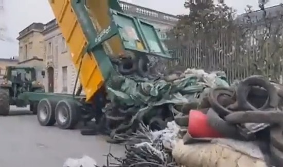 Fransa'da Çiftçiler Akaryakıt Zamlarını Protesto İçin Hükümet Binalarının Önüne Çöp Döküp Ateşe Verdiler