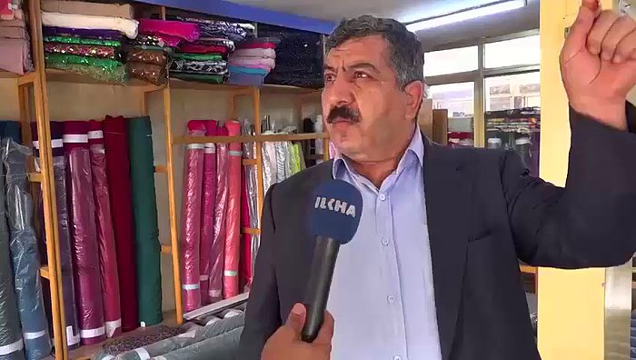 Röportaj Yaptığı Sırada Çalan Telefona Sinirlenip Cebinden Çıkartıp Kenara Fırlatan Dayının Efsane Hareketi