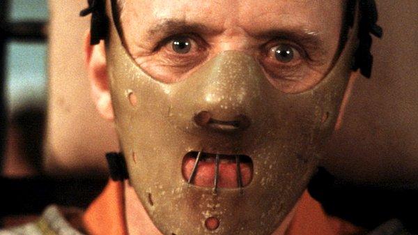 3. The Silence of the Lambs filminin yaratıcı ekibi, Hannibal Lecter'ın ağızlığı için eskrimciler tarafından kullanılan koruyucu maskelere benzeyenler de dahil olmak üzere birkaç farklı tasarım seçeneği arasında gidip gelmiş.
