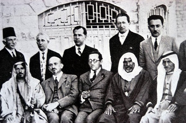 1931'de İngiltere mandası altındaki Filistin'e dönen Sharett, 1933'te Yahudi Ajansı'nın başına geçer ve İsrail devleti kurulana kadar bu görevinde kalır.