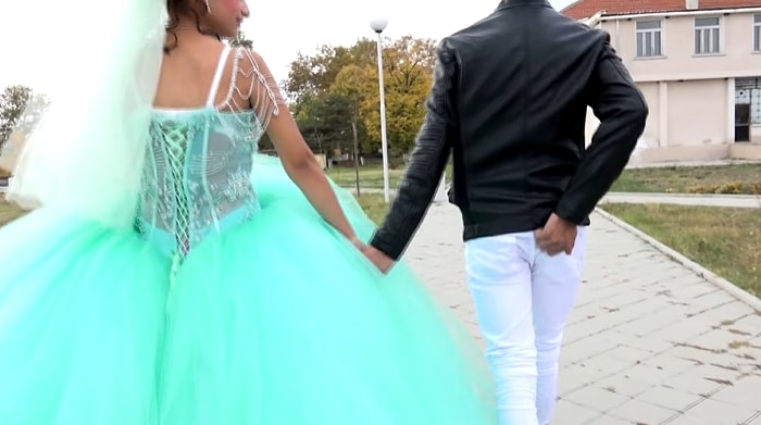 Nişan İçin Gerçekleştirilen Video Çekiminde Damadın Poposunu Kaşıdığı Anların Yer Alması Gündem Oldu