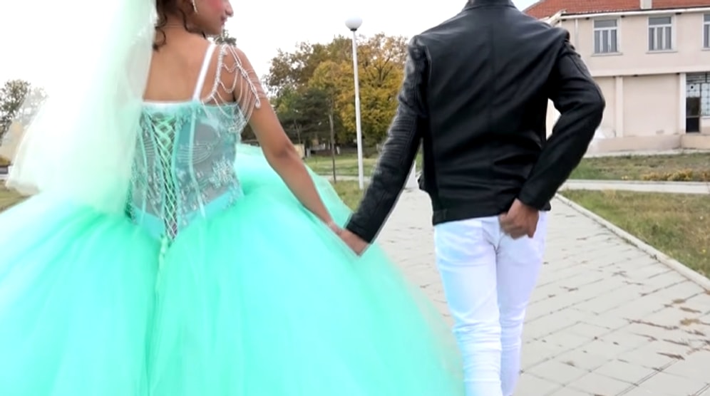 Nişan İçin Gerçekleştirilen Video Çekiminde Damadın Poposunu Kaşıdığı Anların Yer Alması Gündem Oldu