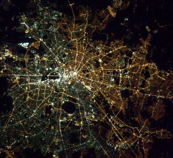 15. Uzaydan bakıldığında Doğu ve Batı Almanya sınırını görmek mümkün! Bunun sebebi ise bir bölge beyaz ışık kullanırken diğer bölge sarı ışık kullanıyor.