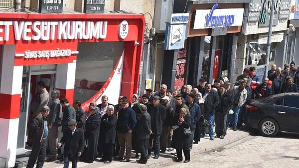 'Kur korumalı mevduata dünyanın parasını veriyorlar, vergiden muaf tutuyorlar. Öte yandan vatandaş, gidip et kuyruğunda bekliyor'