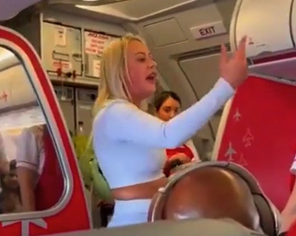 Kadının uçaktan indirilirken başka bir yolcuya daha tokat attığı öne sürüldü