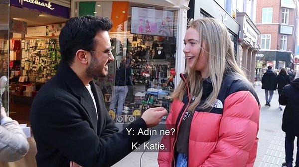 Türkçeyi internetten öğrendiğini belirten 17 yaşındaki Katie isimli kadın ayrıca Kürtçe ve Azerbaycan Türkçesi de bildiğini söyledi.